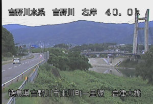 徳島県吉野川市 吉野川 岩津橋のライブカメラ