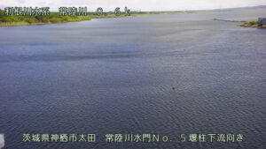 茨城県神栖市 常陸川 常陸川水門No.5堰柱下流向きのライブカメラ